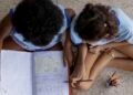Educação Antirracista: Estudo Revela que Metade dos Estudantes Não Percebe o Debate em Sala de Aula