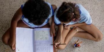 Educação Antirracista: Estudo Revela que Metade dos Estudantes Não Percebe o Debate em Sala de Aula