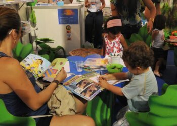 Mais da Metade das Famílias Brasileiras Não Lê para Crianças, Aponta Estudo da OCDE