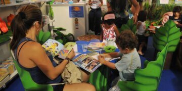 Mais da Metade das Famílias Brasileiras Não Lê para Crianças, Aponta Estudo da OCDE