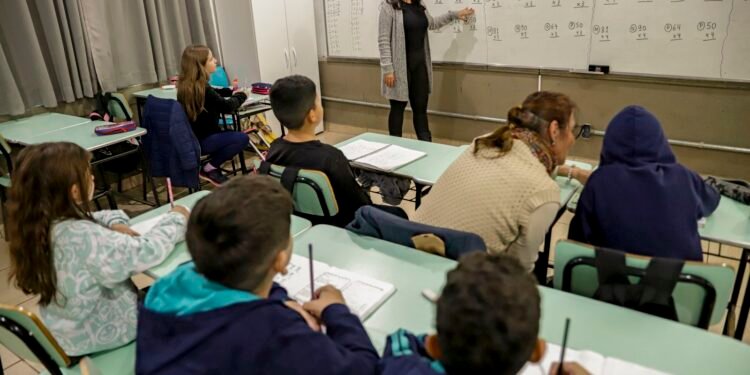 Senado Aprova Reajuste do Piso Salarial de Professores para R$ 5.130,63