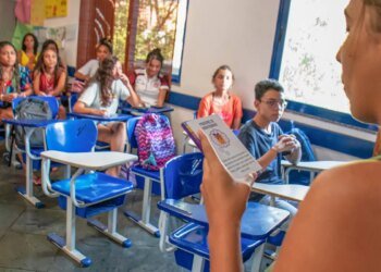 Impacto das Dores Menstruais na Educação: Quatro em Cada Dez Alunas Faltam às Aulas no Brasil Impacto das Dores Menstruais na Educação: Quatro em Cada Dez Alunas Faltam às Aulas no Brasil