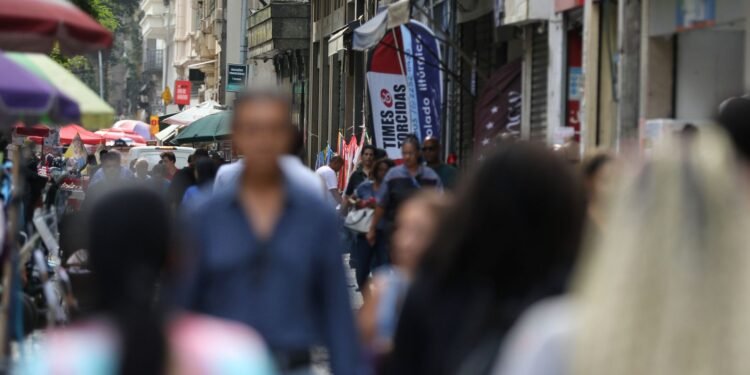 Desigualdade Racial no Mercado de Trabalho: Desemprego de Pretos 55% Maior que o de Brancos, Aponta IBGE