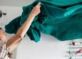 Jornada Exaustiva: Mulheres Enfrentam Escala ‘7×0’ no Trabalho de Cuidado, Alerta Pesquisadora