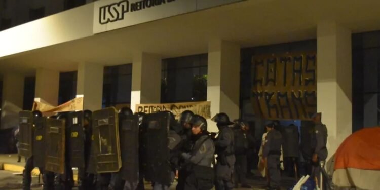 Confronto em Ato Estudantil na Capital Paulista: Vereadores Provocam Universitários Confronto em Ato Estudantil na Capital Paulista: Vereadores Provocam Universitários