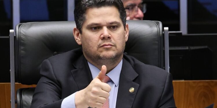 Alcolumbre Defende Tramitação e Debate Amplo para PEC da Jornada 6×1 no Senado