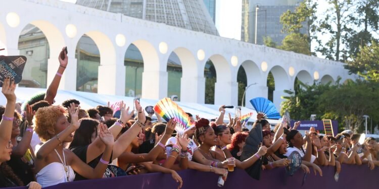 Parada LGBTQIA+ no Rio de Janeiro: Chamado por Representação Legislativa e Direitos Dignos Parada LGBTQIA+ no Rio de Janeiro: Chamado por Representação Legislativa e Direitos Dignos