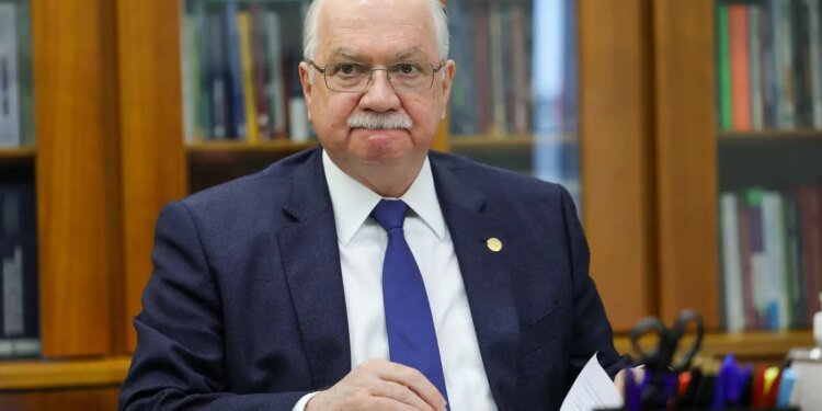 STF Define Rumo para Supersalários: Fachin Anuncia Novas Regras e Transparência no Judiciário