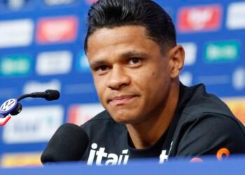 Douglas Santos: Retorno à Seleção Sob Ancelotti e a Estratégia Tática com Vini Jr.