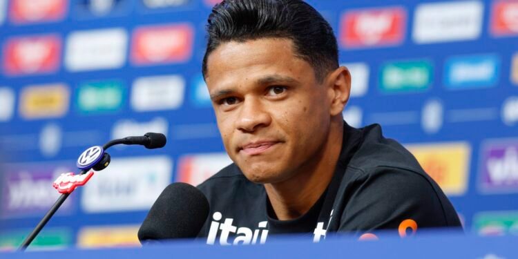 Douglas Santos: Retorno à Seleção Sob Ancelotti e a Estratégia Tática com Vini Jr.