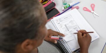 IBGE: Analfabetismo no Brasil Atinge Mínima Histórica, mas Desafios Persistem