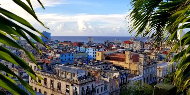 EUA Ampliam Sanções contra Cuba, Visando Setores Estratégicos e Lideranças Políticas