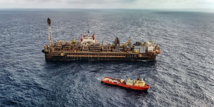 Arrecadação Federal Bate Recorde Histórico de R$ 266,8 Bilhões em Maio, Impulsionada por Petróleo e Tributos