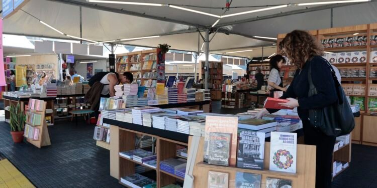 EBC Celebra 90 Anos da Rádio Nacional em Painel Cultural na Feira do Livro de SP