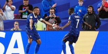 França vence Iraque por 3 a 0 após paralisação histórica por tempestade