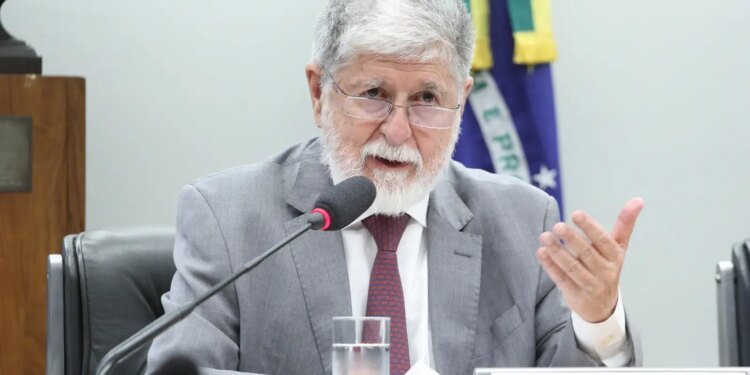 Celso Amorim: IA Controlada por Big Techs Intensifica Desigualdades e Ameaça a Democracia