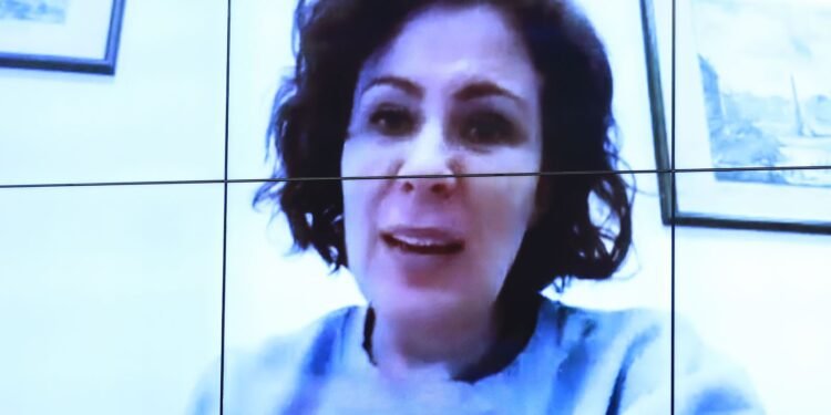 Justiça de SP arquiva processo por difamação de Zambelli contra jornalista Luan Araújo