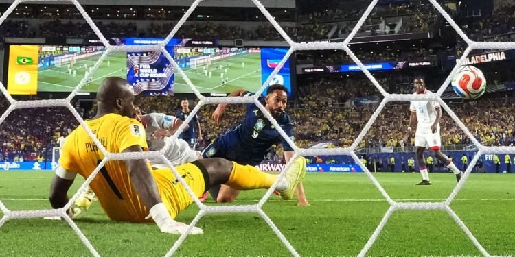 Copa do Mundo: Vitórias Cruciais no Grupo C e Liderança Americana no Grupo D