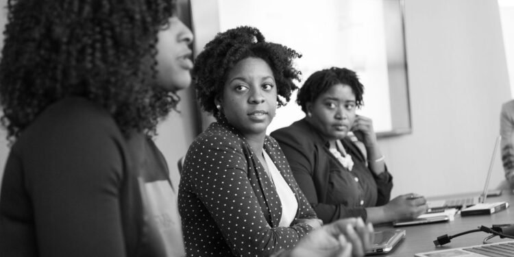 Mercado de Trabalho: Desafios Persistentes para Jovens Mulheres Negras, com Desocupação Atingindo 24,7%