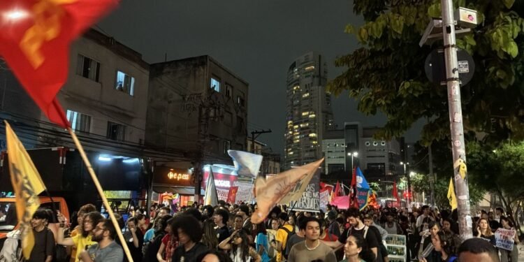 Protestos Estudantis Intensificam Pressionando Contra Cortes Orçamentários em Universidades Paulistas