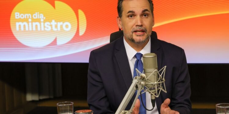Estratégia Governamental: Lucros da Exportação de Petróleo Contêm Preços de Combustíveis no Brasil