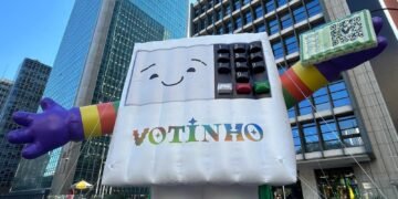 Parada LGBT+ de São Paulo Celebra 30 Anos, Enfatizando o Voto e a Conquista de Direitos