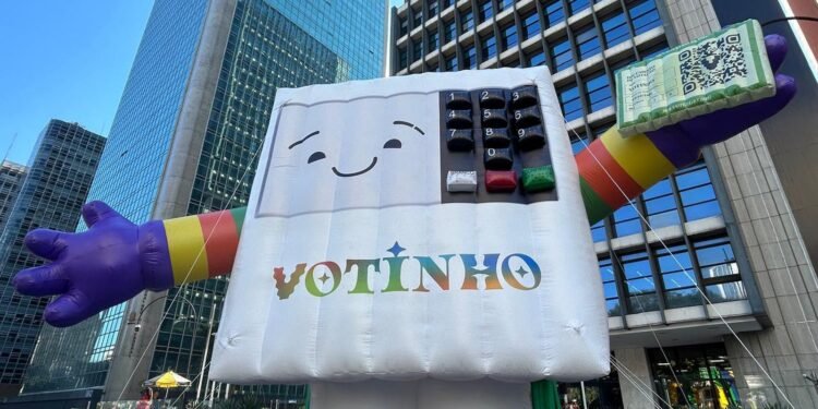 Parada LGBT+ de São Paulo Celebra 30 Anos, Enfatizando o Voto e a Conquista de Direitos