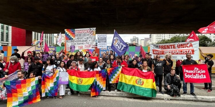 Manifestação em São Paulo Apoia Protestos na Bolívia Contra Governo Paz e Leis de Exceção Manifestação em São Paulo Apoia Protestos na Bolívia Contra Governo Paz e Leis de Exceção