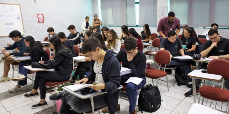 Senado Aprova Inclusão Transversal da Educação Financeira no Currículo Escolar