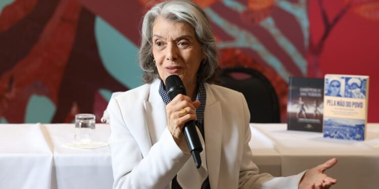 Cármen Lúcia: Democracia Nas Mãos do Povo e Defesa das Urnas Eletrônicas