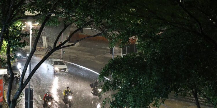 Frente Fria Traz Chuvas Intensas e Ventanias ao Estado de São Paulo