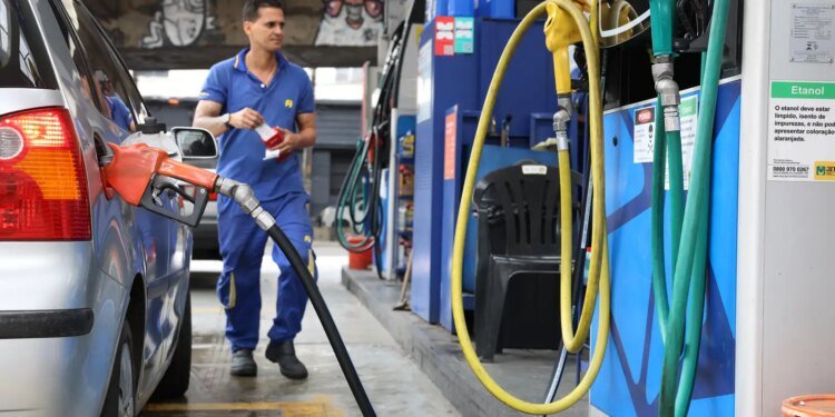 Subsídio de R$ 0,44/litro da gasolina é prorrogado por 30 dias em meio a tensões no Oriente Médio