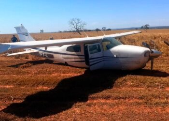 FAB Intercepta Aeronave Suspeita Vinda da Bolívia Após Disparos de Advertência FAB Intercepta Aeronave Suspeita Vinda da Bolívia Após Disparos de Advertência