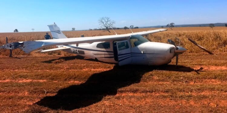 FAB Intercepta Aeronave Suspeita Vinda da Bolívia Após Disparos de Advertência FAB Intercepta Aeronave Suspeita Vinda da Bolívia Após Disparos de Advertência
