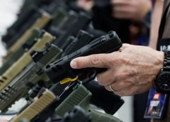 Especialistas Alertam: Políticas Pró-Armas de Trump Podem Fortalecer Facções Criminosas no Brasil Especialistas Alertam: Políticas Pró-Armas de Trump Podem Fortalecer Facções Criminosas no Brasil