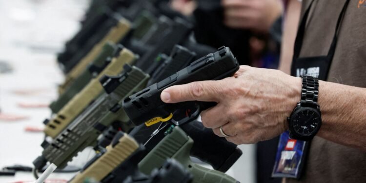 Especialistas Alertam: Políticas Pró-Armas de Trump Podem Fortalecer Facções Criminosas no Brasil Especialistas Alertam: Políticas Pró-Armas de Trump Podem Fortalecer Facções Criminosas no Brasil