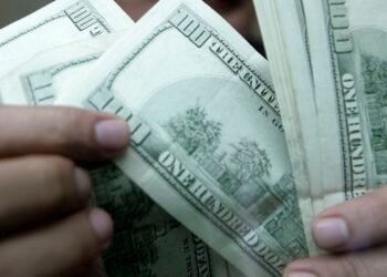 Mercado Financeiro: Dólar recua em julho, enquanto Ibovespa e Petróleo registram alta impulsionada por tensões globais