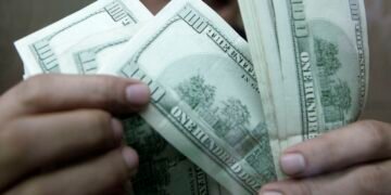Mercado Financeiro: Dólar recua em julho, enquanto Ibovespa e Petróleo registram alta impulsionada por tensões globais