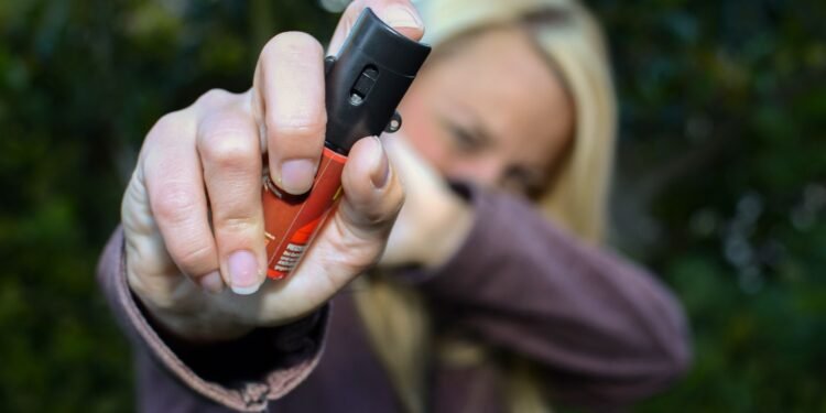 Sancionada Lei que Permite o Uso de Spray de Pimenta por Mulheres Maiores de 18 Anos para Autodefesa