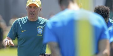 Ancelotti Sugere Martinelli para Vaga de Paquetá e Confirma Retorno de Raphinha