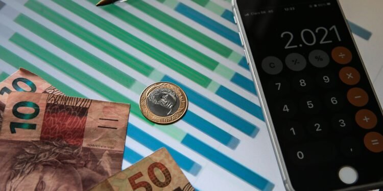 Boletim Focus: Mercado Financeiro Ajusta Projeções para Inflação, Selic, PIB e Câmbio no Brasil