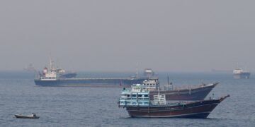 Confronto no Golfo: EUA Intensificam Ataques e Irã Reporta Explosões de Petroleiros em Ormuz Confronto no Golfo: EUA Intensificam Ataques e Irã Reporta Explosões de Petroleiros em Ormuz