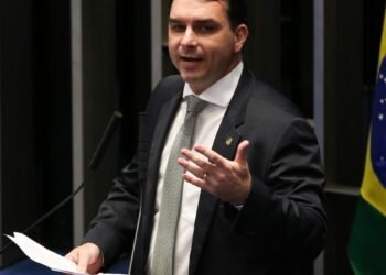 PGR Solicita Oitiva de Flávio Bolsonaro em Inquérito por Calúnia Contra Lula