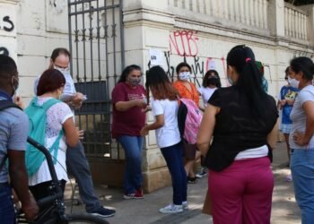O Papel Fundamental das Escolas no Combate à Violência contra Meninas O Papel Fundamental das Escolas no Combate à Violência contra Meninas