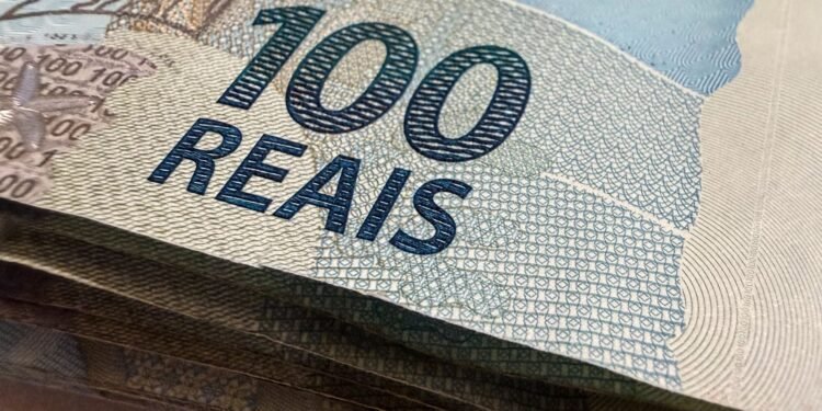 Dólar atinge menor nível em um mês impulsionado por juros e petróleo; Ibovespa fecha estável