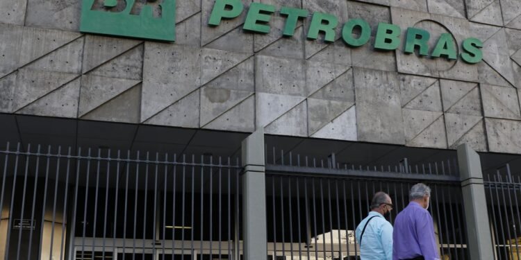 Petrobras Reduz Preço do Querosene de Aviação em 14,5% Após Atenuação de Tensão Global