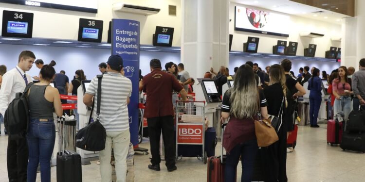 Recuo do Setor de Serviços em Maio: Transportes Freiam o Crescimento, Aponta IBGE