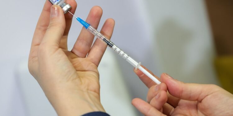 Vacina contra VSR para Idosos Reduz Hospitalizações em 75% e Minimiza Complicações Graves