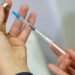 Vacina contra VSR para Idosos Reduz Hospitalizações em 75% e Minimiza Complicações Graves Vacina contra VSR para Idosos Reduz Hospitalizações em 75% e Minimiza Complicações Graves
