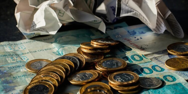 PIB do Brasil Cresce 0,7% em Maio Impulsionado pelo Consumo Familiar, Aponta FGV